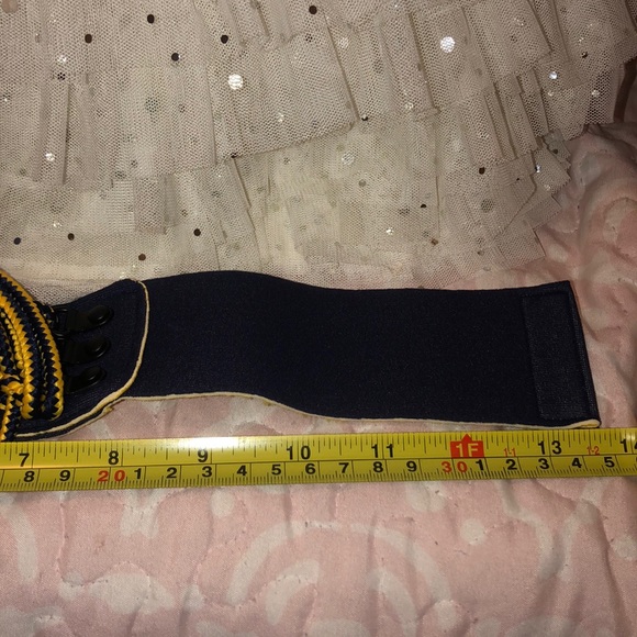 π
ππ
β’ π·π FENTY ππ·β’ β¦ Neckline Vibes - Picture 6 of 8